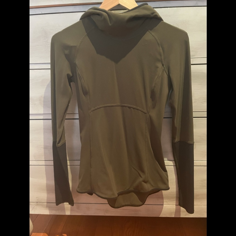 Lululemon fitted top with blk half sleeves and top